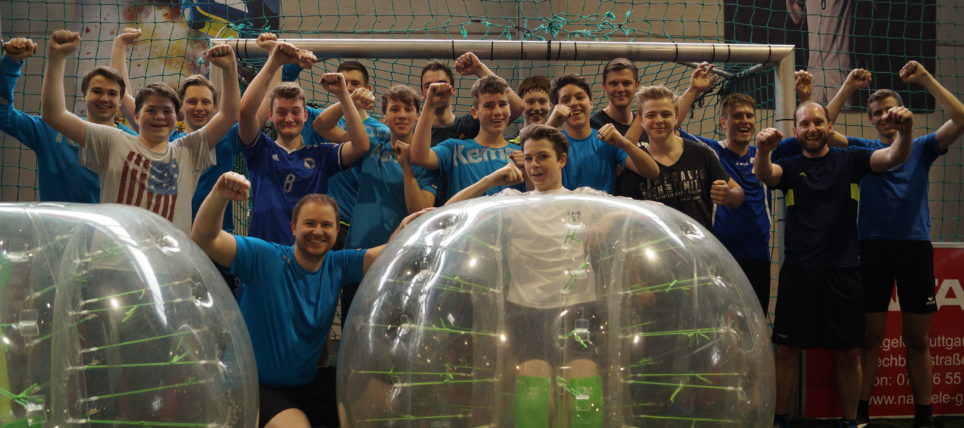 Bubble-Soccer mit der männlichen A- und B-Jugend